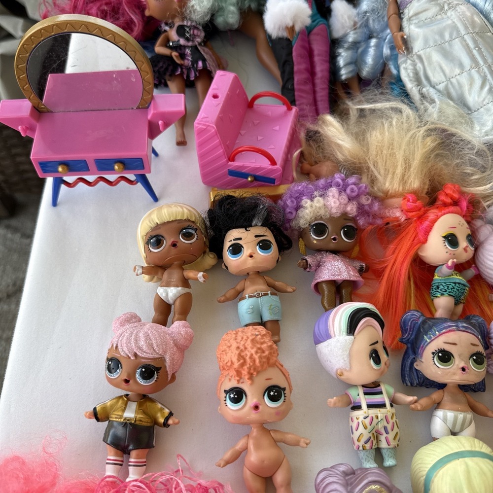 Lot Of Lol Dolls, Pets And Accessories Over 100 Dolls/ 200 Pieces - Picture 11 of 16